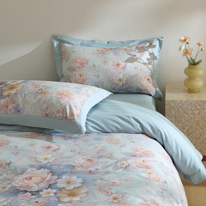 91家纺网 家纺一手货源 找家纺 禾时 2025新款全棉纯棉贡缎数码50双股长绒棉磨毛四件套（带高档礼盒） 倚春花语（兰）