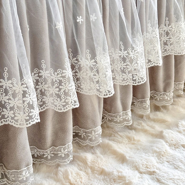 91家纺网 家纺一手货源 找家纺 唐人居 2025新款高克重阳离子绒花边雕花套件 情结-浅灰