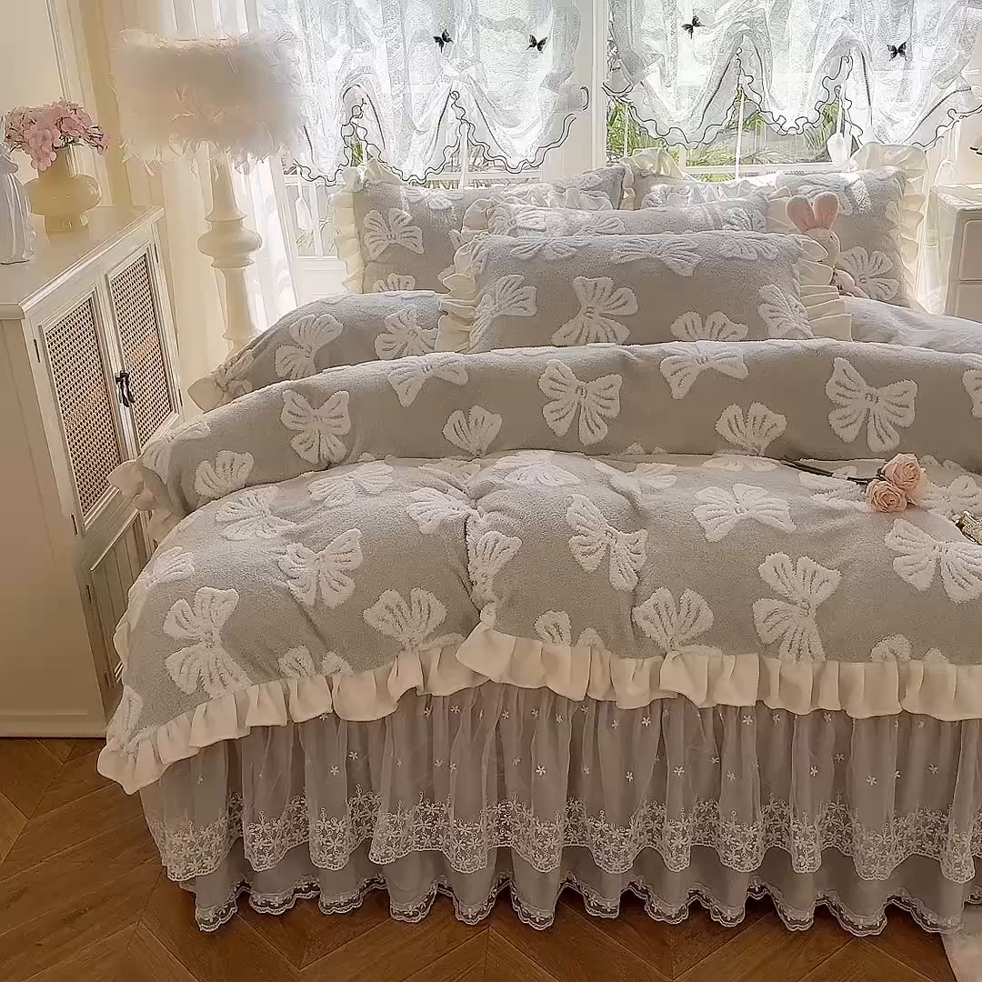 91家纺网 家纺一手货源 找家纺 唐人居 2025新款高克重阳离子绒花边雕花套件 情结-浅灰