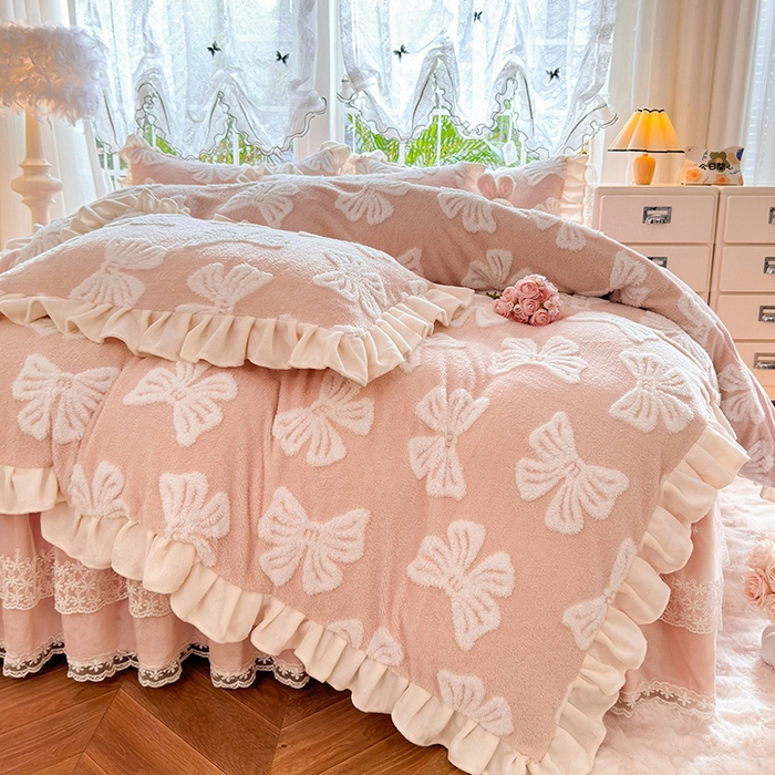 91家纺网 家纺一手货源 找家纺 唐人居 2025新款高克重阳离子绒花边雕花套件 情结-玉色