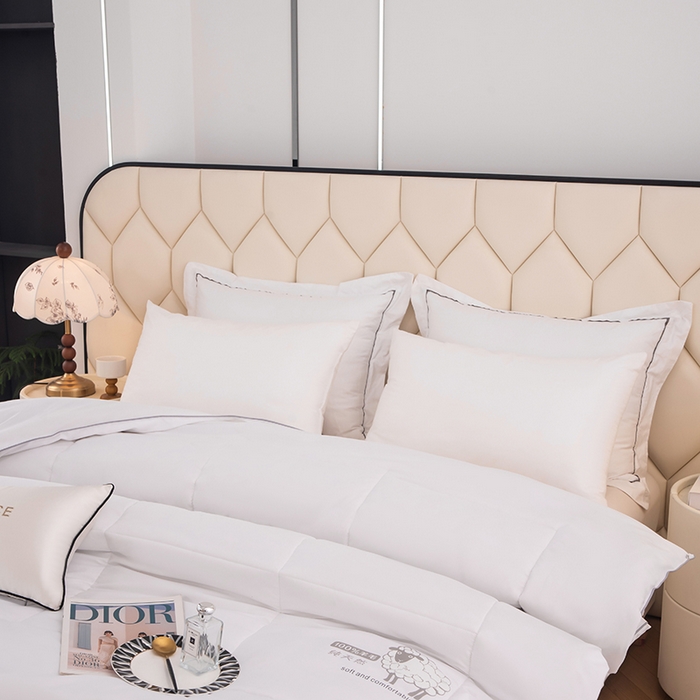 91家纺网 家纺一手货源 找家纺  爱宝被业2025新款100%澳洲羊毛被A类亲肤棉羊毛被 奶昔白