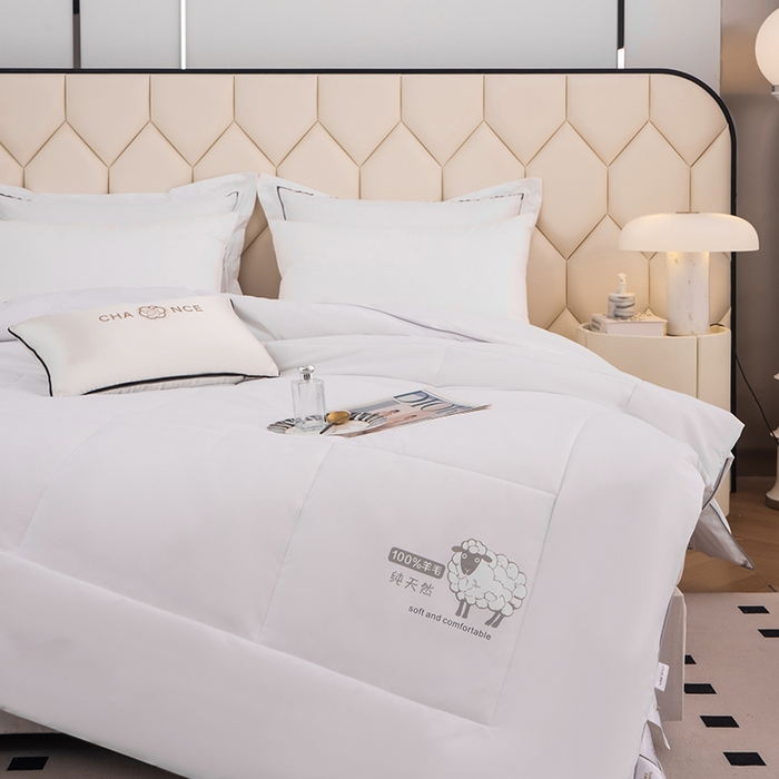 91家纺网 家纺一手货源 找家纺  爱宝被业2025新款100%澳洲羊毛被A类亲肤棉羊毛被 奶昔白