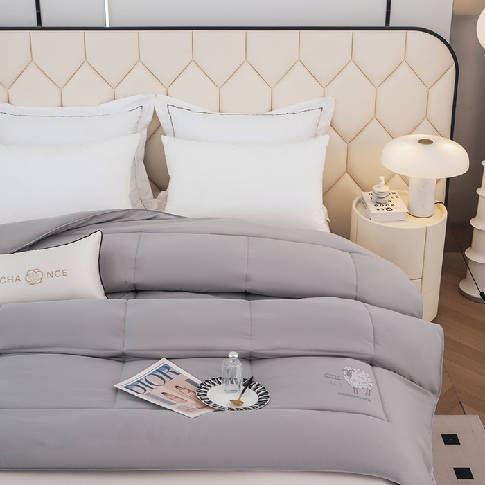 91家纺网 家纺一手货源 找家纺  爱宝被业2025新款100%澳洲羊毛被A类亲肤棉羊毛被 轻银灰