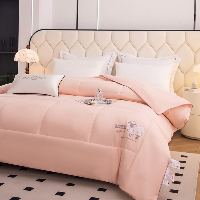 91家纺网 家纺一手货源 找家纺  爱宝被业2025新款100%澳洲羊毛被A类亲肤棉羊毛被 雾晨粉