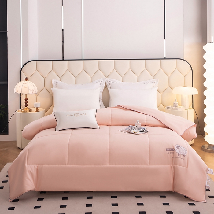 91家纺网 家纺一手货源 找家纺  爱宝被业2025新款100%澳洲羊毛被A类亲肤棉羊毛被 雾晨粉