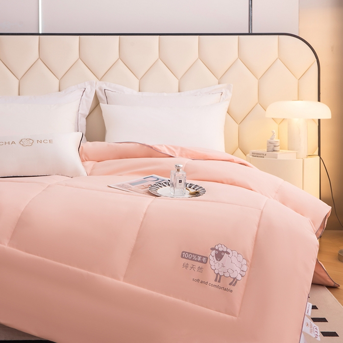 91家纺网 家纺一手货源 找家纺  爱宝被业2025新款100%澳洲羊毛被A类亲肤棉羊毛被 雾晨粉