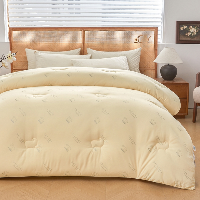 91家纺网 家纺一手货源 找家纺 阳光被业 2025新款澳洲羊毛冬被春秋被加厚冬被子学生被50%羊毛被芯包质检 印花--米黄