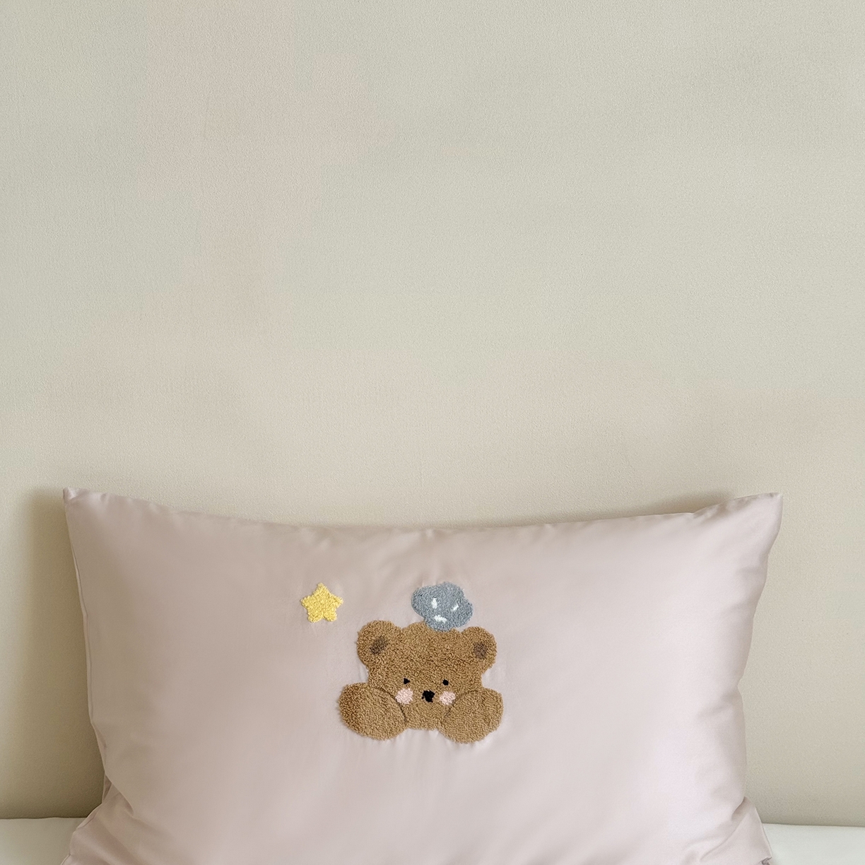 91家纺网 家纺一手货源 找家纺 （总）鹿班家居 2025新款100S长绒棉毛巾绣单品枕套系列-白小兔&泡芙熊（标准会员-2元）