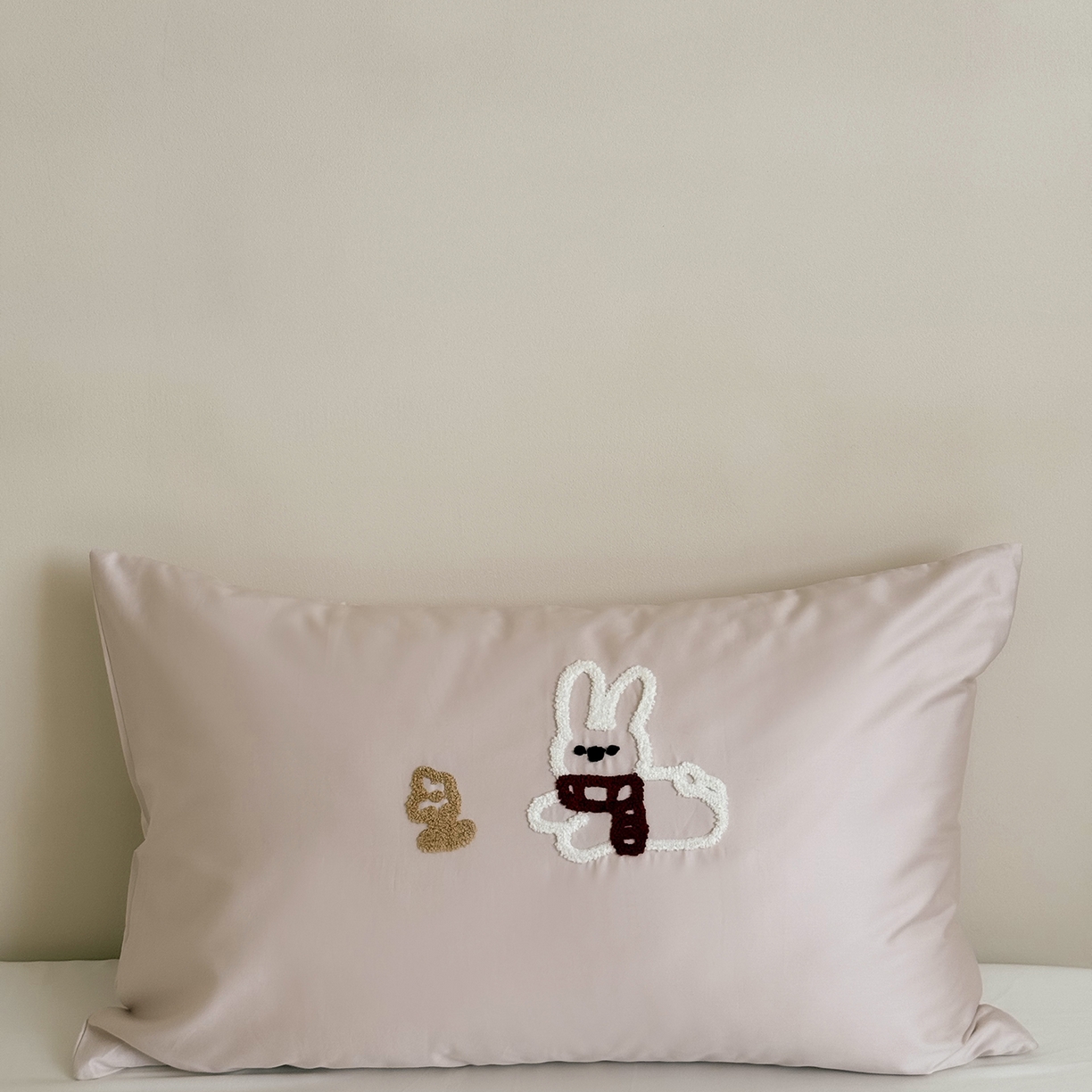 91家纺网 家纺一手货源 找家纺 （总）鹿班家居 2025新款100S长绒棉毛巾绣单品枕套系列-白小兔&泡芙熊（标准会员-2元）