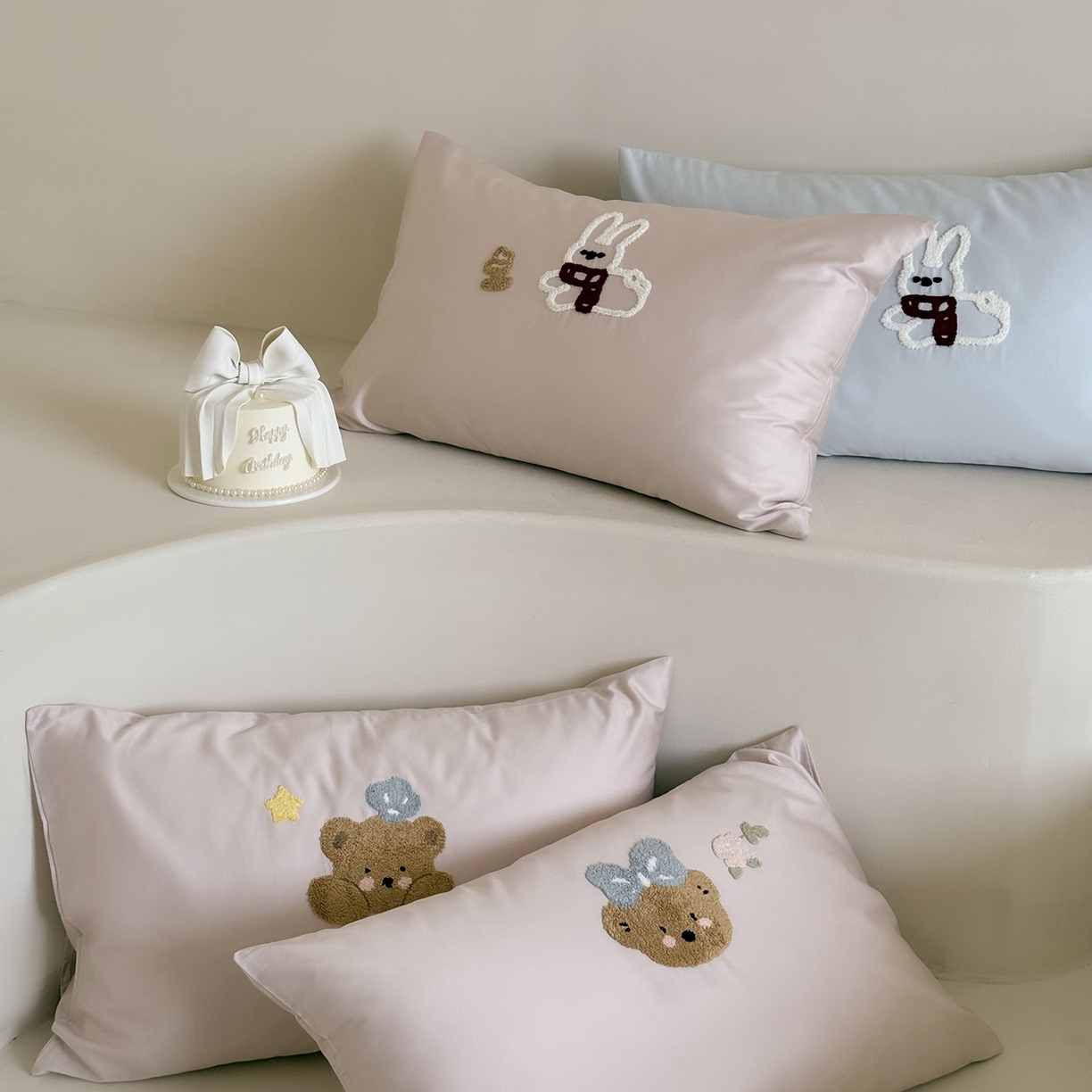 91家纺网 家纺一手货源 找家纺 鹿班家居 2025新款100S长绒棉毛巾绣单品枕套系列-白小兔&泡芙熊（标准会员-2元） 组合图