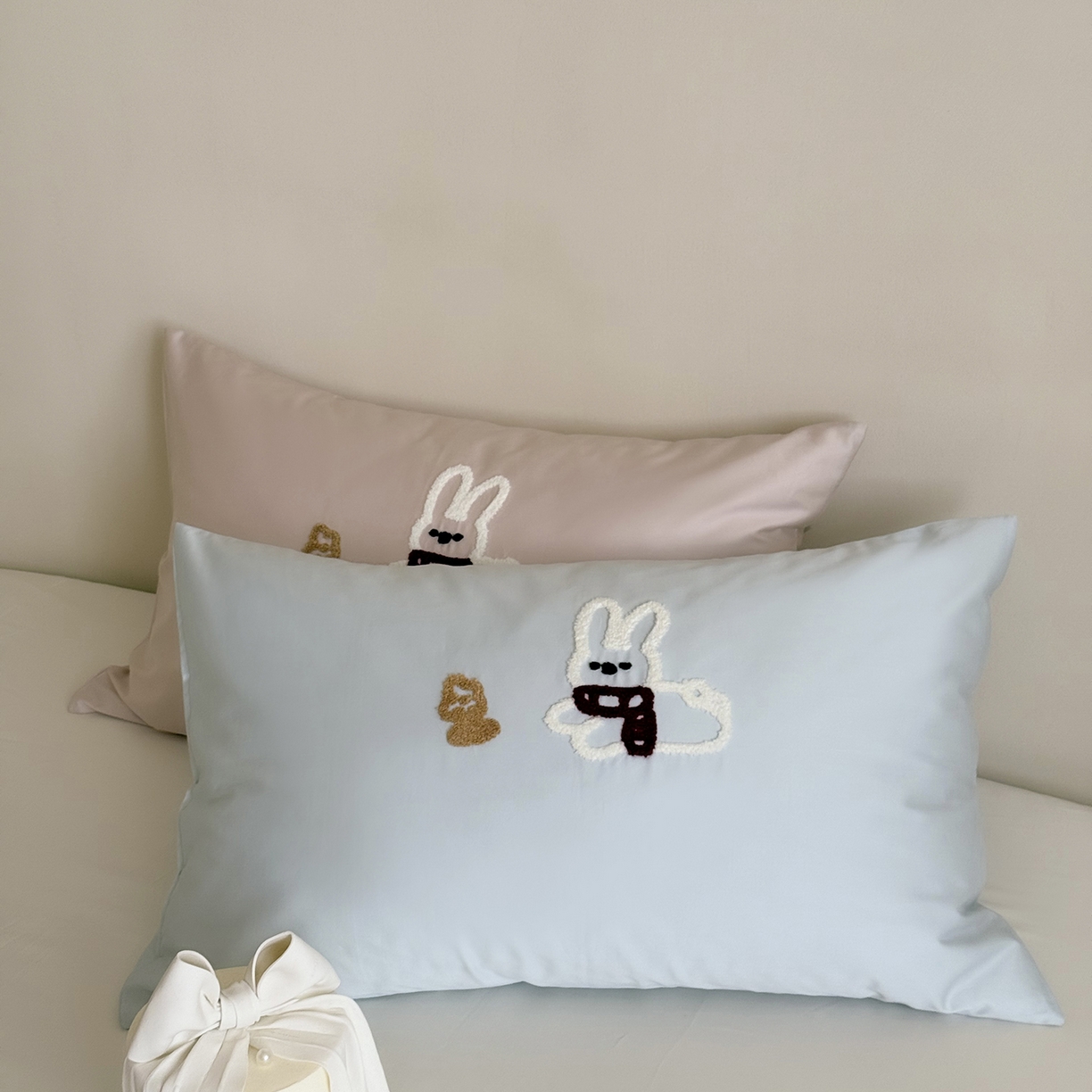 91家纺网 家纺一手货源 找家纺 鹿班家居 2025新款100S长绒棉毛巾绣单品枕套系列-白小兔&泡芙熊（标准会员-2元） 组合图
