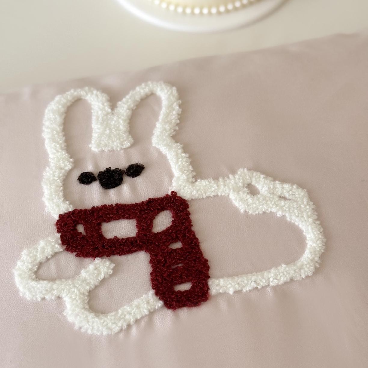 91家纺网 家纺一手货源 找家纺 鹿班家居 2025新款100S长绒棉毛巾绣单品枕套系列-白小兔&泡芙熊（标准会员-2元） 白小兔-粉色