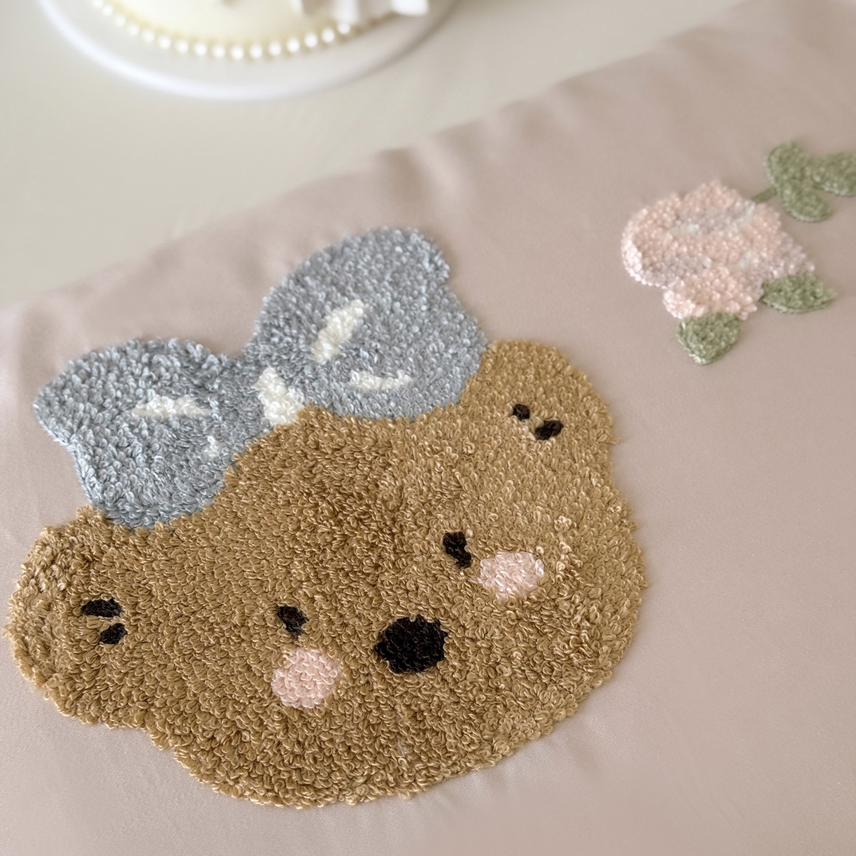 91家纺网 家纺一手货源 找家纺 鹿班家居 2025新款100S长绒棉毛巾绣单品枕套系列-白小兔&泡芙熊（标准会员-2元） 泡芙熊-粉色（B）