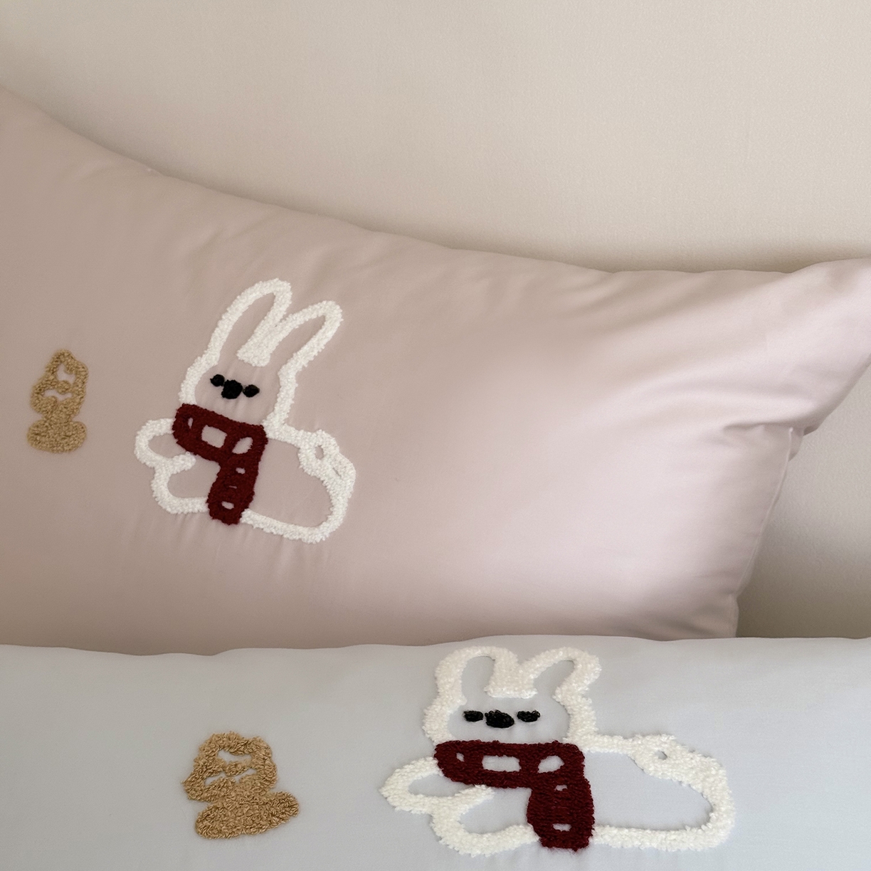 91家纺网 家纺一手货源 找家纺 鹿班家居 2025新款100S长绒棉毛巾绣单品枕套系列-白小兔&泡芙熊（标准会员-2元） 组合图