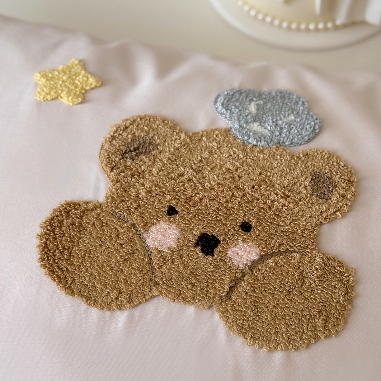 91家纺网 家纺一手货源 找家纺 鹿班家居 2025新款100S长绒棉毛巾绣单品枕套系列-白小兔&泡芙熊（标准会员-2元） 泡芙熊-粉色（A）