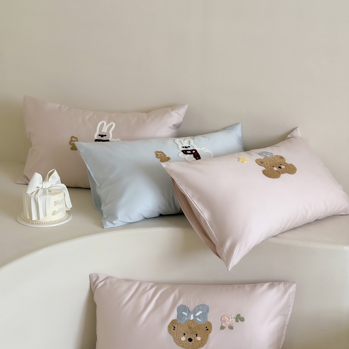 91家纺网 家纺一手货源 找家纺 （总）鹿班家居 2025新款100S长绒棉毛巾绣单品枕套系列-白小兔&泡芙熊（标准会员-2元）