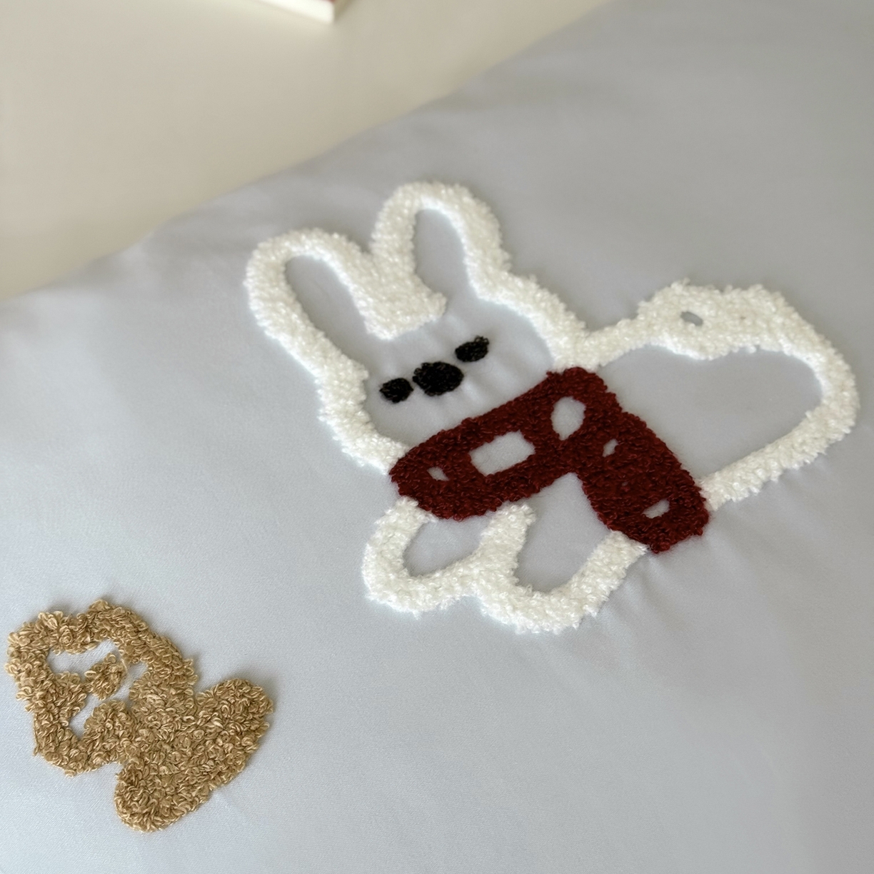 91家纺网 家纺一手货源 找家纺 鹿班家居 2025新款100S长绒棉毛巾绣单品枕套系列-白小兔&泡芙熊（标准会员-2元） 白小兔-蓝色