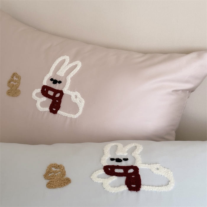 91家纺网 家纺一手货源 找家纺 （总）鹿班家居 2025新款100S长绒棉毛巾绣单品枕套系列-白小兔&泡芙熊（标准会员-2元）