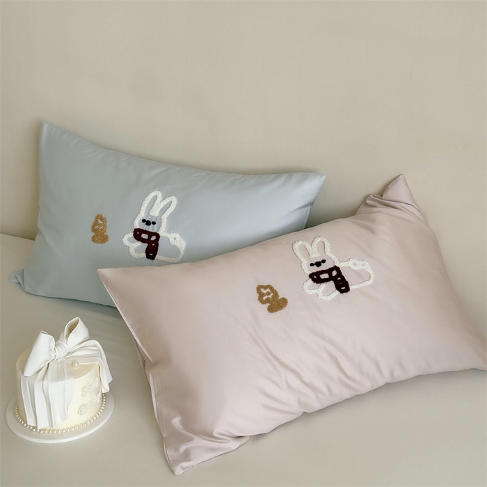 91家纺网 家纺一手货源 找家纺 （总）鹿班家居 2025新款100S长绒棉毛巾绣单品枕套系列-白小兔&泡芙熊（标准会员-2元）