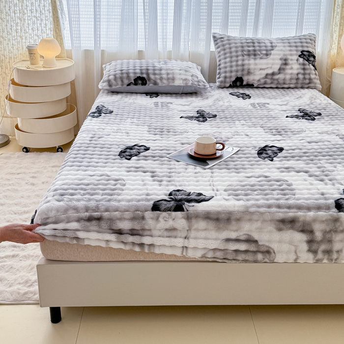 91家纺网 家纺一手货源 找家纺 （总）爱多多家居 2025新款兔兔绒牛奶绒印花床笠