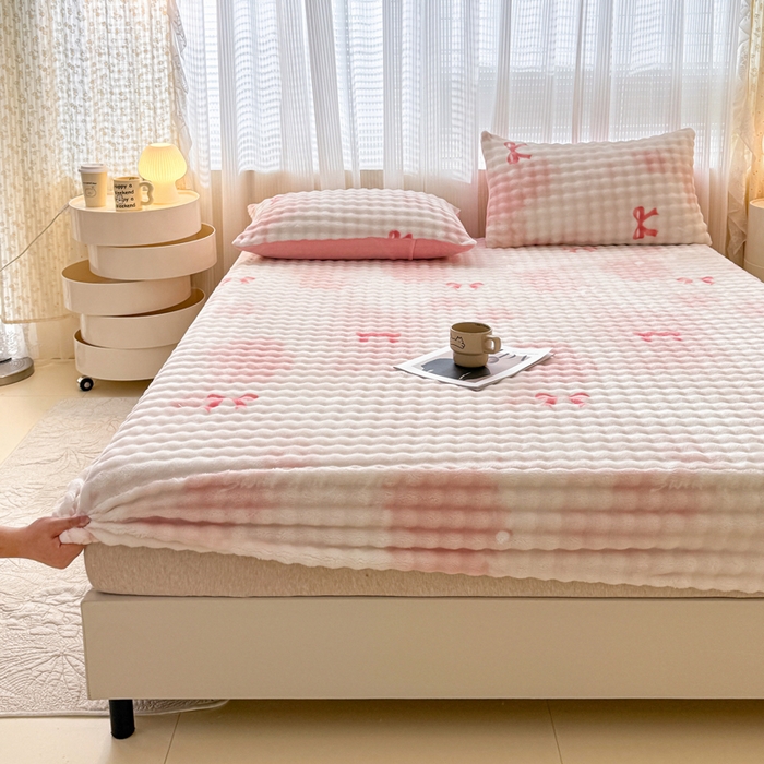 91家纺网 家纺一手货源 找家纺 （总）爱多多家居 2025新款兔兔绒牛奶绒印花床笠