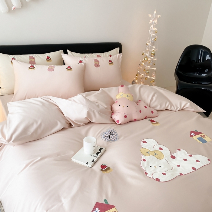 91家纺网 家纺一手货源 找家纺 （总）佳汐蓝家纺 2025新款A类100支贡缎长绒棉纯棉四件套-小兔莓莓