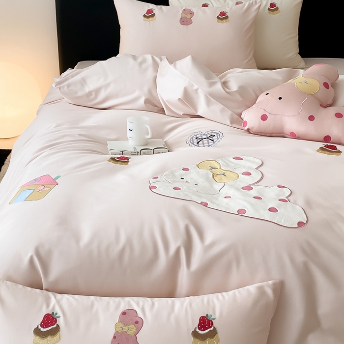 91家纺网 家纺一手货源 找家纺 （总）佳汐蓝家纺 2025新款A类100支贡缎长绒棉纯棉四件套-小兔莓莓