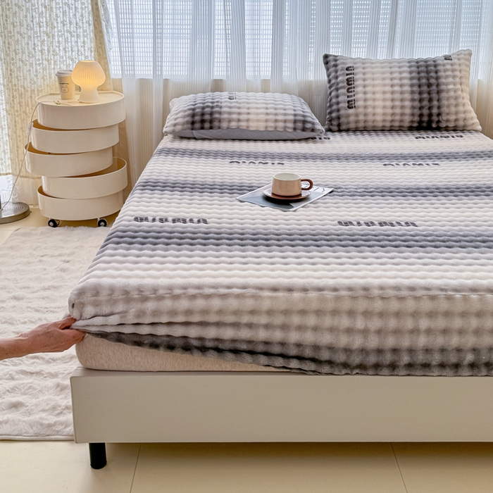 91家纺网 家纺一手货源 找家纺 （总）爱多多家居 2025新款兔兔绒牛奶绒印花床笠