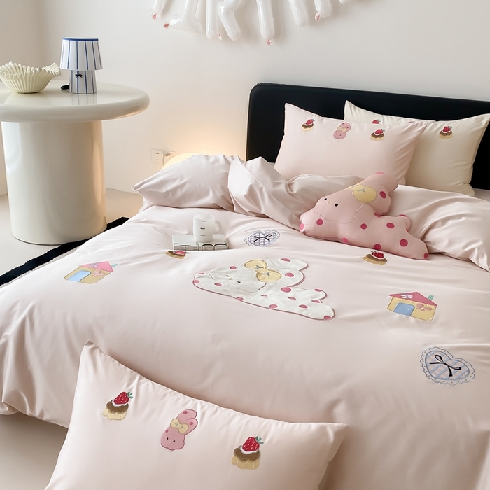 91家纺网 家纺一手货源 找家纺 （总）佳汐蓝家纺 2025新款A类100支贡缎长绒棉纯棉四件套-小兔莓莓