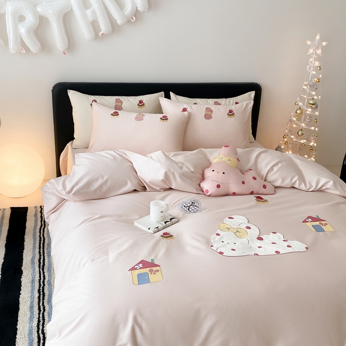 91家纺网 家纺一手货源 找家纺 佳汐蓝家纺 2025新款A类100支贡缎长绒棉纯棉四件套-小兔莓莓 小兔莓莓·粉