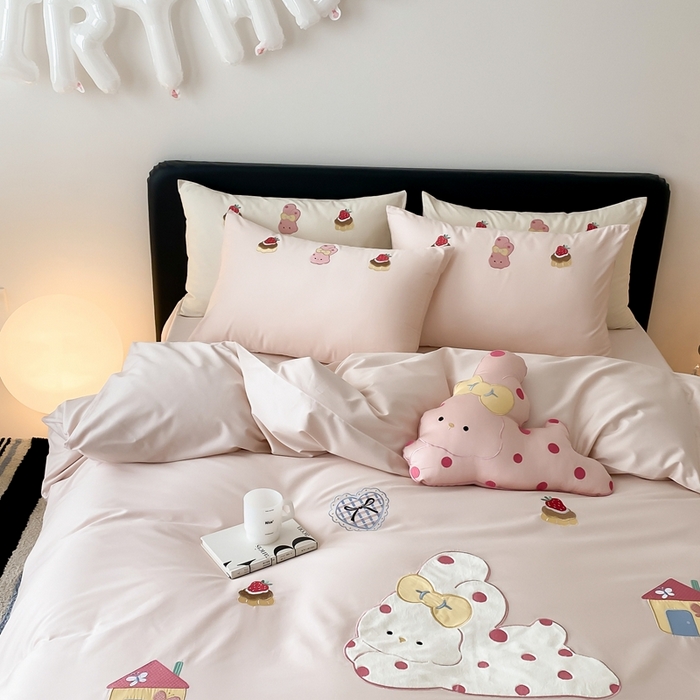 91家纺网 家纺一手货源 找家纺 （总）佳汐蓝家纺 2025新款A类100支贡缎长绒棉纯棉四件套-小兔莓莓