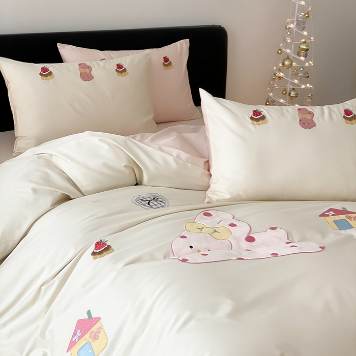 91家纺网 家纺一手货源 找家纺 佳汐蓝家纺 2025新款A类100支贡缎长绒棉纯棉四件套-小兔莓莓 小兔莓莓·奶芙粉