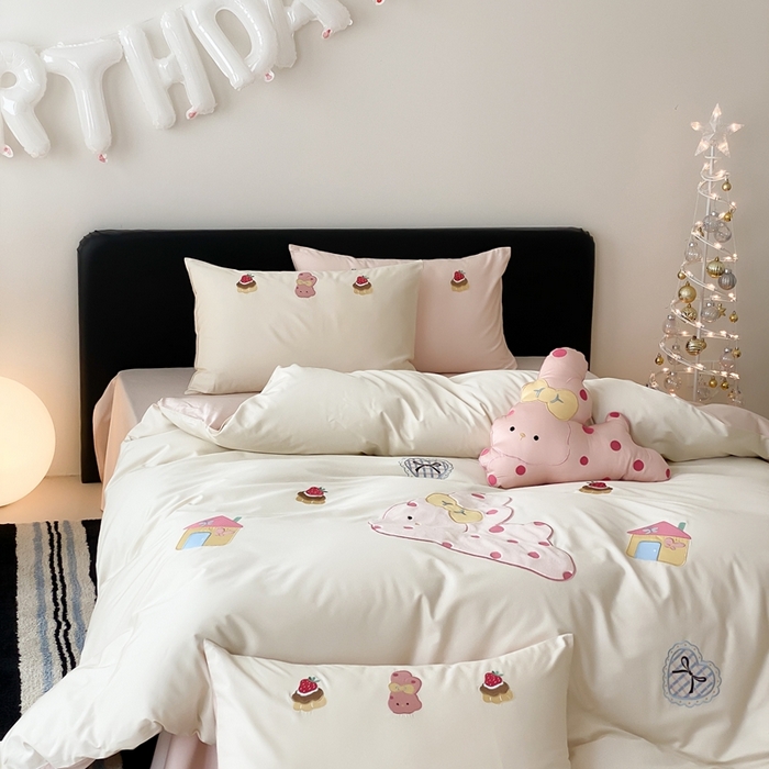 91家纺网 家纺一手货源 找家纺 佳汐蓝家纺 2025新款A类100支贡缎长绒棉纯棉四件套-小兔莓莓 小兔莓莓·奶芙粉