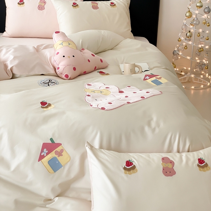 91家纺网 家纺一手货源 找家纺 佳汐蓝家纺 2025新款A类100支贡缎长绒棉纯棉四件套-小兔莓莓 小兔莓莓·奶芙粉