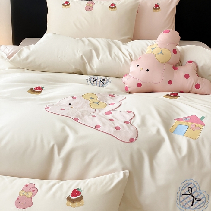 91家纺网 家纺一手货源 找家纺 佳汐蓝家纺 2025新款A类100支贡缎长绒棉纯棉四件套-小兔莓莓 小兔莓莓·奶芙粉