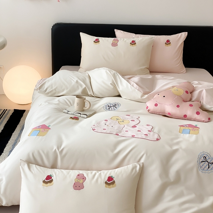 91家纺网 家纺一手货源 找家纺 佳汐蓝家纺 2025新款A类100支贡缎长绒棉纯棉四件套-小兔莓莓 小兔莓莓·奶芙粉