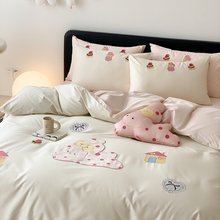 91家纺网 家纺一手货源 找家纺 佳汐蓝家纺 2025新款A类100支贡缎长绒棉纯棉四件套-小兔莓莓 小兔莓莓·奶芙粉