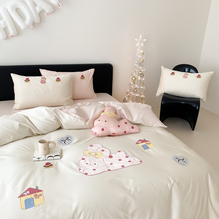 91家纺网 家纺一手货源 找家纺 佳汐蓝家纺 2025新款A类100支贡缎长绒棉纯棉四件套-小兔莓莓 小兔莓莓·奶芙粉