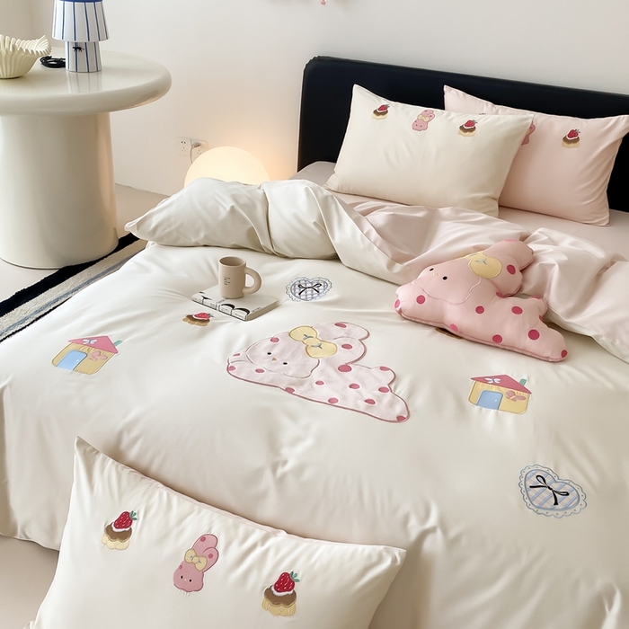 91家纺网 家纺一手货源 找家纺 佳汐蓝家纺 2025新款A类100支贡缎长绒棉纯棉四件套-小兔莓莓 小兔莓莓·奶芙粉