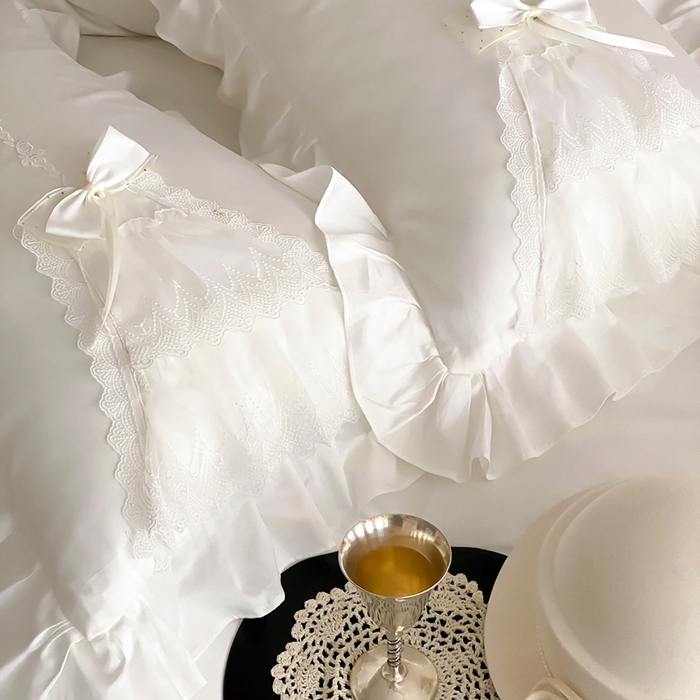 91家纺网 家纺一手货源 找家纺 曼布缇 2025新款长绒棉工艺款绣花四件套-卡洛琳系列（会员减20，券后388起） 卡洛琳-白