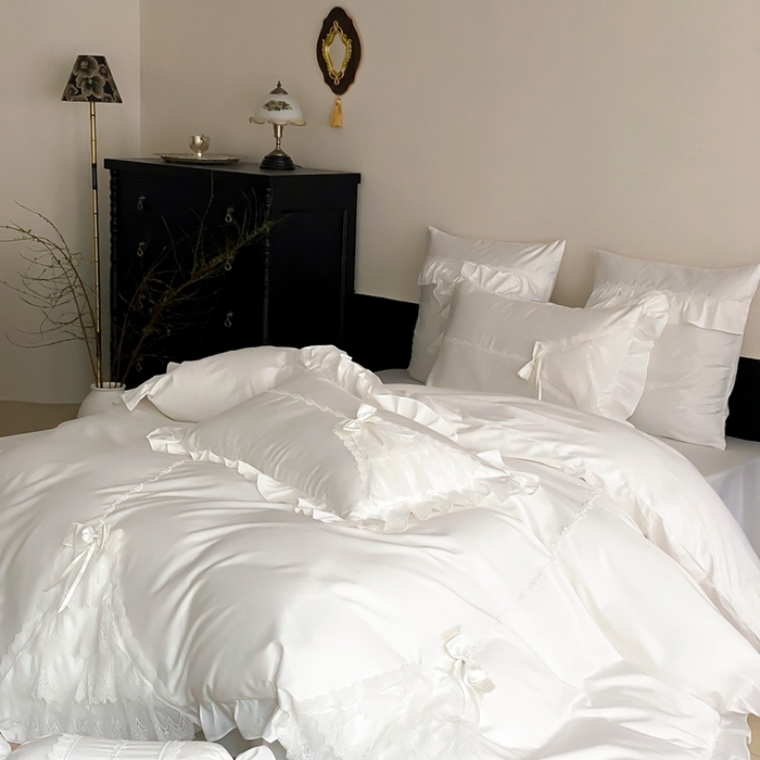 91家纺网 家纺一手货源 找家纺 曼布缇 2025新款长绒棉工艺款绣花四件套-卡洛琳系列（会员减20，券后388起） 卡洛琳-白