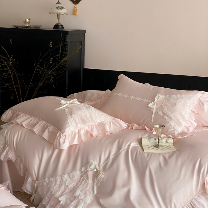 91家纺网 家纺一手货源 找家纺 曼布缇 2025新款长绒棉工艺款绣花四件套-卡洛琳系列（会员减20，券后388起） 卡洛琳-粉