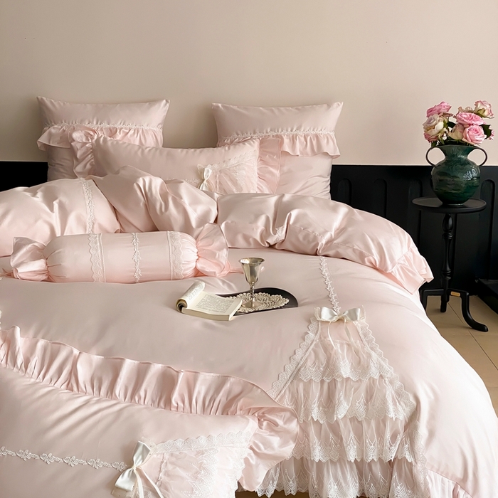 91家纺网 家纺一手货源 找家纺 曼布缇 2025新款长绒棉工艺款绣花四件套-卡洛琳系列（会员减20，券后388起） 卡洛琳-粉