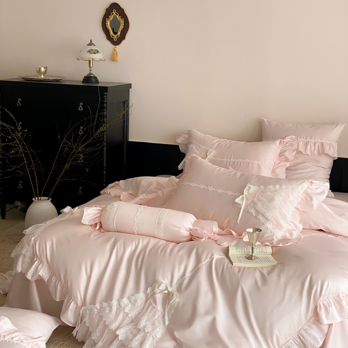 91家纺网 家纺一手货源 找家纺 曼布缇 2025新款长绒棉工艺款绣花四件套-卡洛琳系列（会员减20，券后388起） 卡洛琳-粉