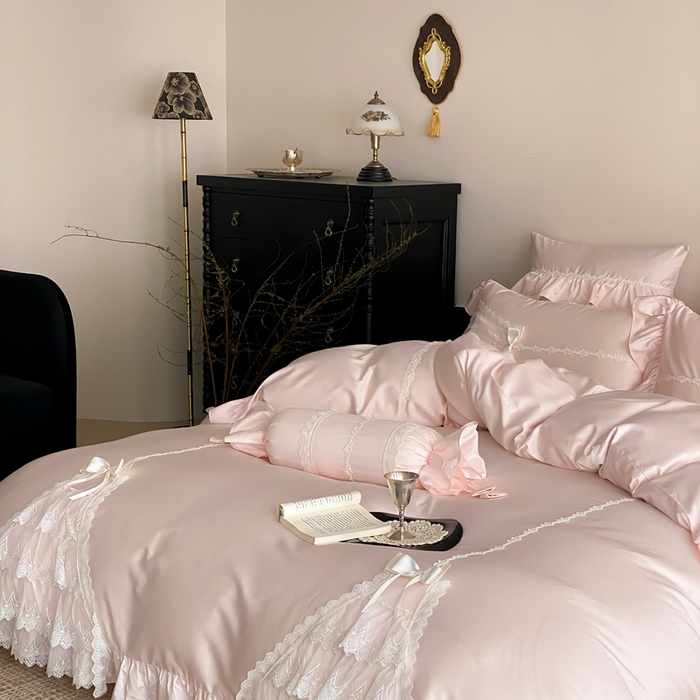 91家纺网 家纺一手货源 找家纺 曼布缇 2025新款长绒棉工艺款绣花四件套-卡洛琳系列（会员减20，券后388起） 卡洛琳-粉