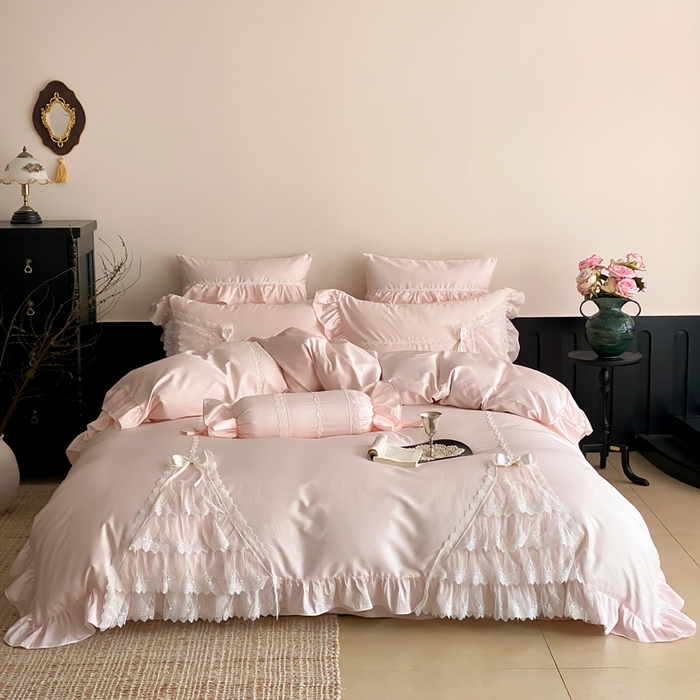 91家纺网 家纺一手货源 找家纺 曼布缇 2025新款长绒棉工艺款绣花四件套-卡洛琳系列（会员减20，券后388起） 卡洛琳-粉