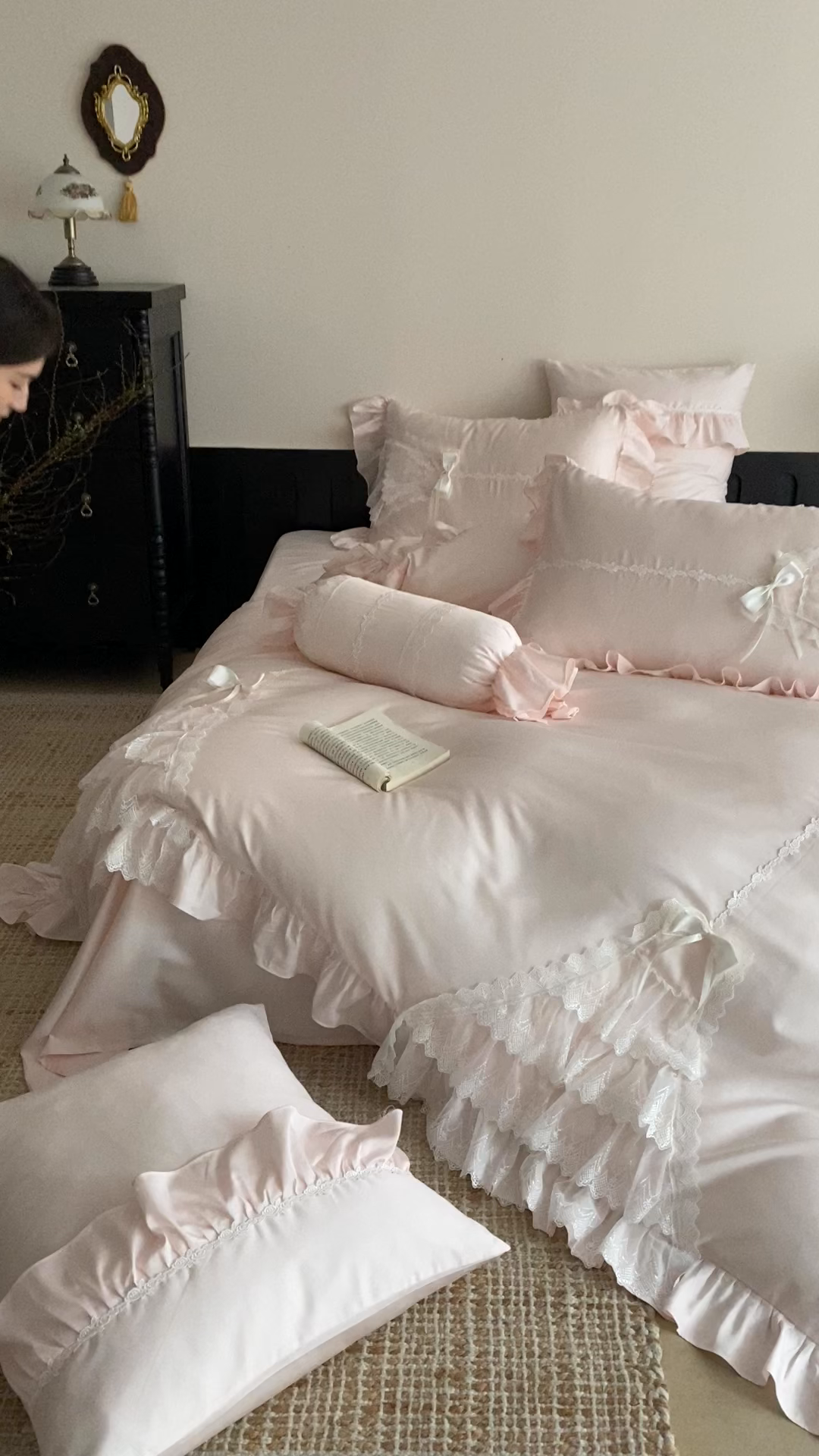 91家纺网 家纺一手货源 找家纺 曼布缇 2025新款长绒棉工艺款绣花四件套-卡洛琳系列（会员减20，券后388起） 卡洛琳-粉