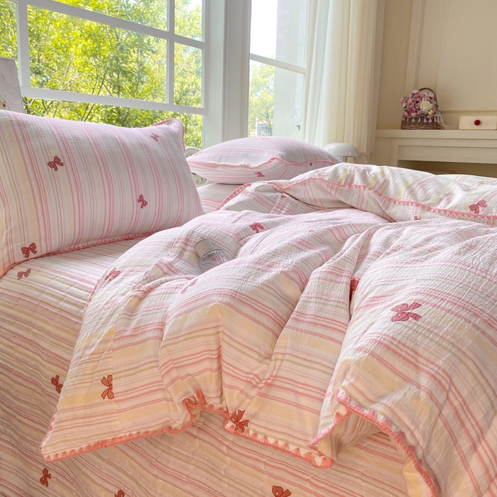 91家纺网 家纺一手货源 找家纺 尚美 2025新款三角针工艺款云感双层纱被套四件套-床盖款 粉蝴蝶结