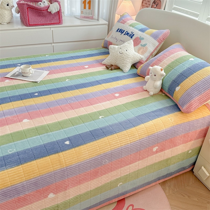 91家纺网 家纺一手货源 找家纺 （总）梵朴 2025新款印花牛奶绒珊瑚绒夹棉直角包边款床盖榻榻米炕盖