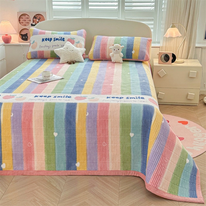 91家纺网 家纺一手货源 找家纺 （总）梵朴 2025新款印花牛奶绒珊瑚绒夹棉直角包边款床盖榻榻米炕盖